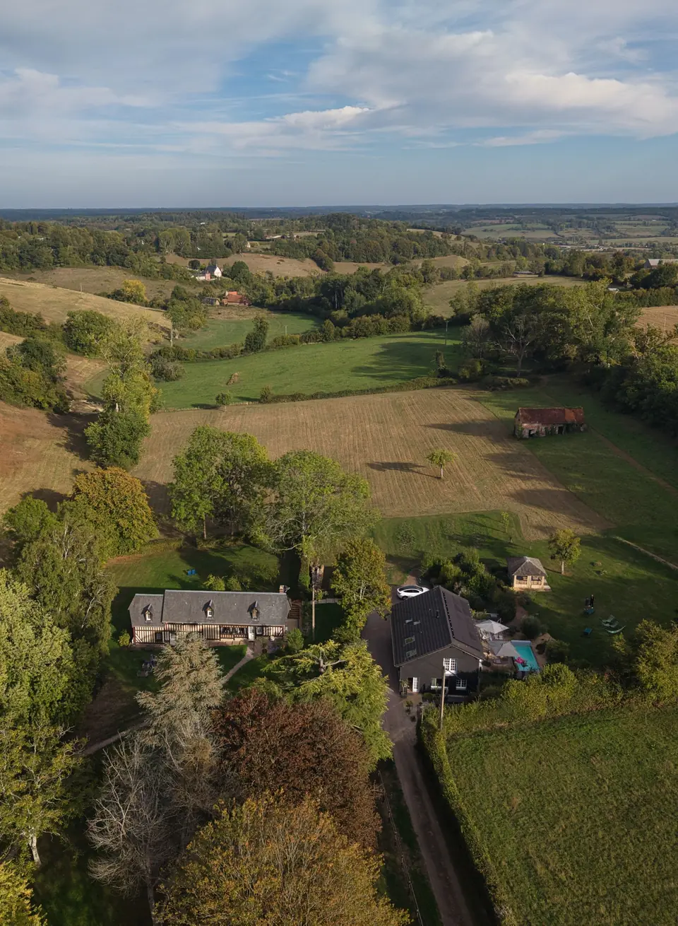 Le Hameau vu du ciel : Reinette Grise et le Chalet Normand au milieu des prés et des haies du Pays d’Auge